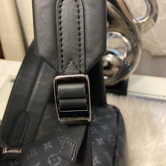 LOUIS VUITTON
Monogram Eclipse Discovery - Picture 11 of 16